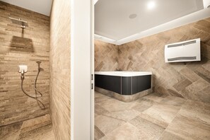 Een douche, een haardroger, handdoeken, zeep