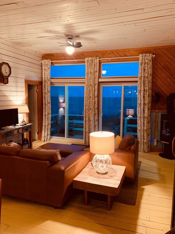 TV, fireplace, books - Breathtaking ocean views, calm and relaxation. (Gaspé)