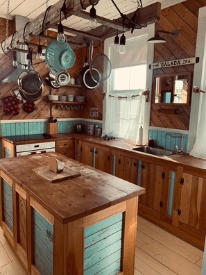 Fridge, microwave, oven, stovetop - Breathtaking ocean views, calm and relaxation. (Gaspé)