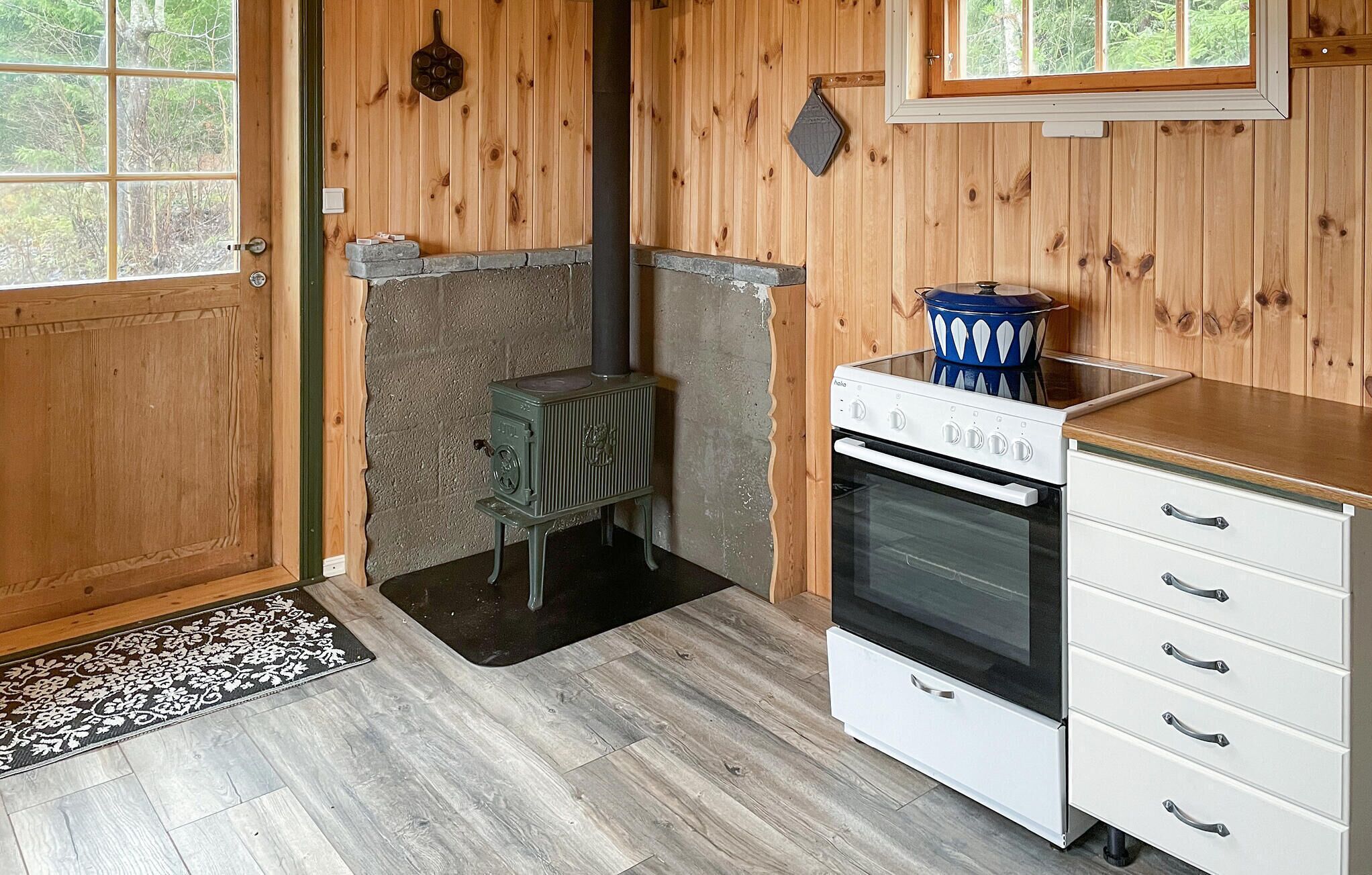 Kjøleskap, ovn, kokeplater og kaffetrakter/tekoker