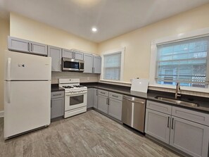 Kühlschrank, Mikrowelle, Ofen, Herdplatte