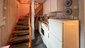 Kaffetrakter/tekoker, kjøleskap, ovn og kokeplater