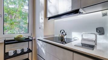 Frigorifero, microonde, forno, piano cottura