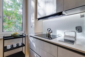 Jääkaappi, mikroaaltouuni, uuni, liesi