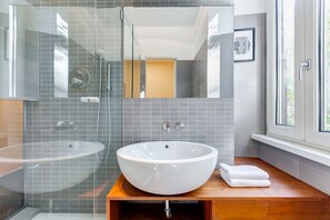 Een douche, een haardroger, een bidet, handdoeken
