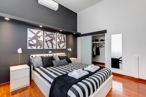 1 dormitorio, escritorio, tabla de planchar con plancha y cuna de viaje