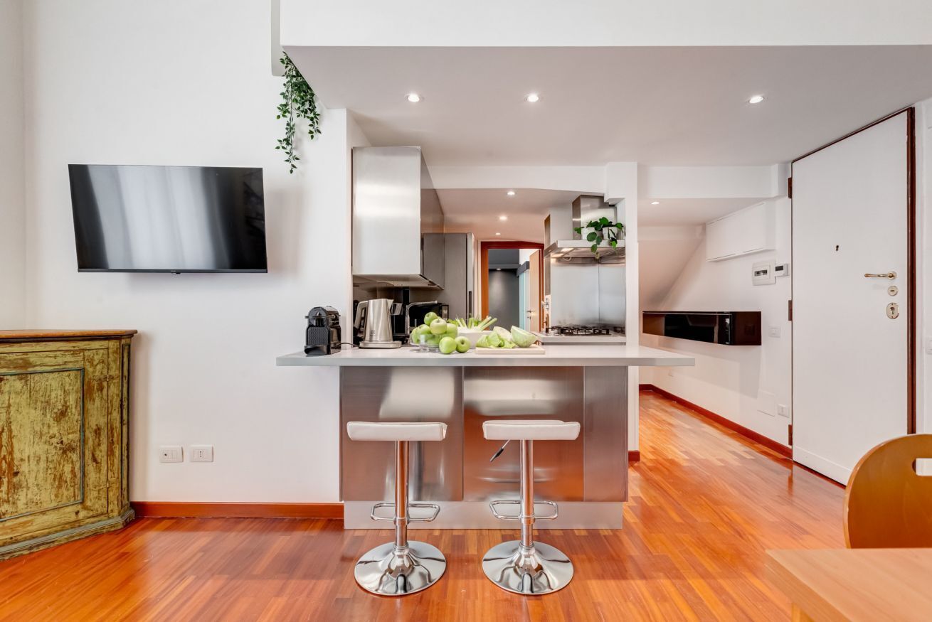 Frigorífico, microondas, horno y placa de cocina