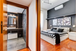 1 slaapkamer, een bureau, een strijkplank/strijkijzer, reisbedje