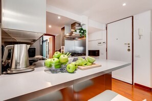 Réfrigérateur, four à micro-ondes, un four, surface de cuisson