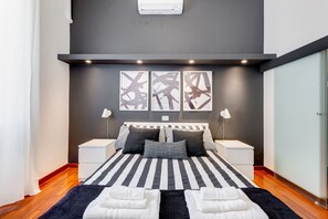 1 dormitorio, escritorio, tabla de planchar con plancha y cuna de viaje