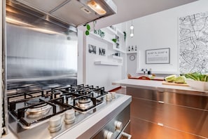 Réfrigérateur, four à micro-ondes, un four, surface de cuisson