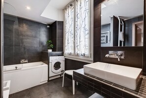 Bañera de hidromasaje, secador de pelo, bidé y toallas