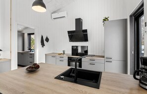 Kühlschrank, Geschirrspüler, Wasserkocher mit Kaffee-/Teezubehör