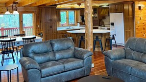 Smart TV, fireplace - Secluded lakeside retreat with lake view and hot tub. Close to Mammoth Cave.  (Cub Run)