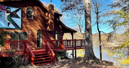 Secluded lakeside retreat with lake view and hot tub. Close to Mammoth Cave.