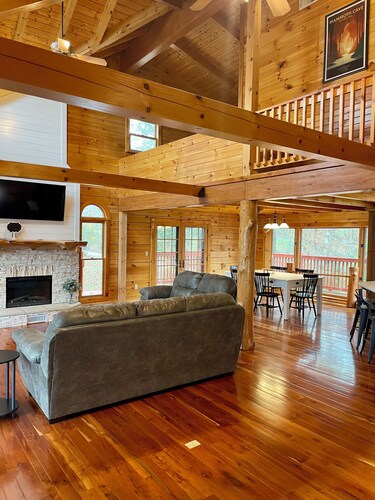 Secluded lakeside retreat with lake view and hot tub. Close to Mammoth Cave. 