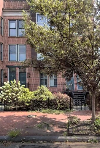 Modern 2,000 sqft Capitol Hill luxury condo: fireplace, free parking and WiFi