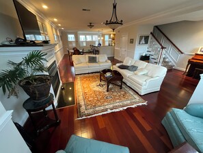 Smart TV, fireplace - Modern 2,000 sqft Capitol Hill luxury condo: fireplace, free parking and WiFi (Washington)