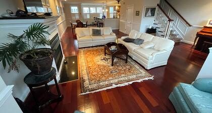Modern 2,000 sqft Capitol Hill luxury condo: fireplace, free parking and WiFi