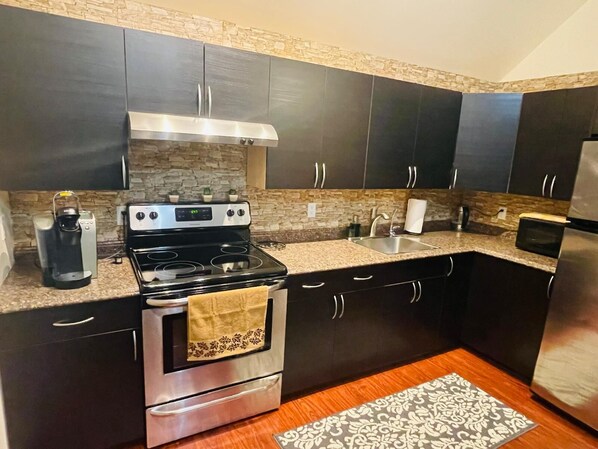 Microwave, oven, stovetop - Serene 2-bedroom spacious apartment (Carmel Hamlet)