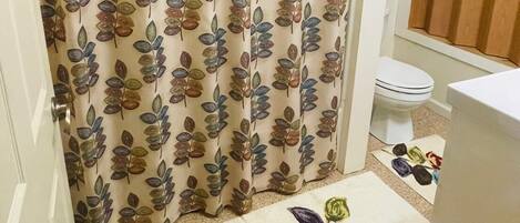 Sèche-cheveux, serviettes fournies, savon, papier toilette