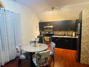 Microwave, oven, stovetop - Serene 2-bedroom spacious apartment (Carmel Hamlet)