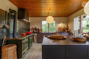 Fridge, microwave, oven, stovetop - THE CHALET DE PLAINPALAIS (LES DESERTS)