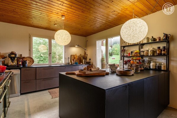 Fridge, microwave, oven, stovetop - THE CHALET DE PLAINPALAIS (LES DESERTS)