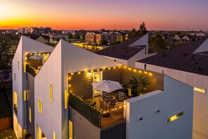 Outdoor dining - HTX 4BR-Rooftop Deck | Walk to GRB + ComicCon (HOUSTON)