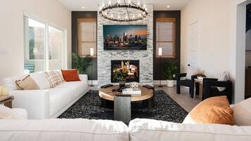 Smart-TV, Kamin, Bücher, Arbeitsbereiche