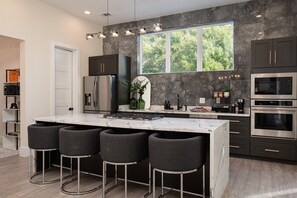 Fridge, microwave, oven, stovetop - HTX 4BR-Rooftop Deck | Walk to GRB + ComicCon (HOUSTON)