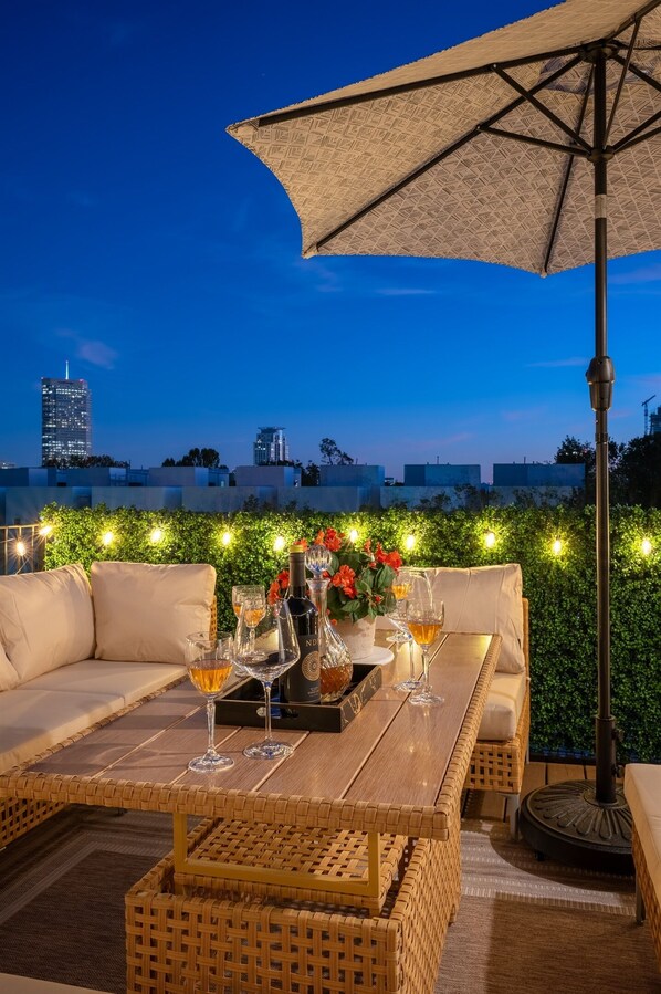 Outdoor dining - Rooftop Bar-Lounge + Mini-Gym | 4-BR Near Downtown (HOUSTON)