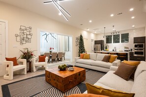 Smart TV, chimenea, libros