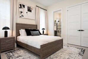 4 habitaciones, escritorio y tabla de planchar con plancha