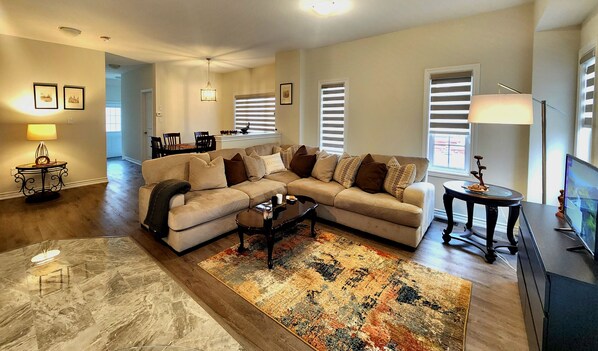 Smart TV, table tennis, books, music library - Spacious Family-Friendly Bright New House  (Gravenhurst)