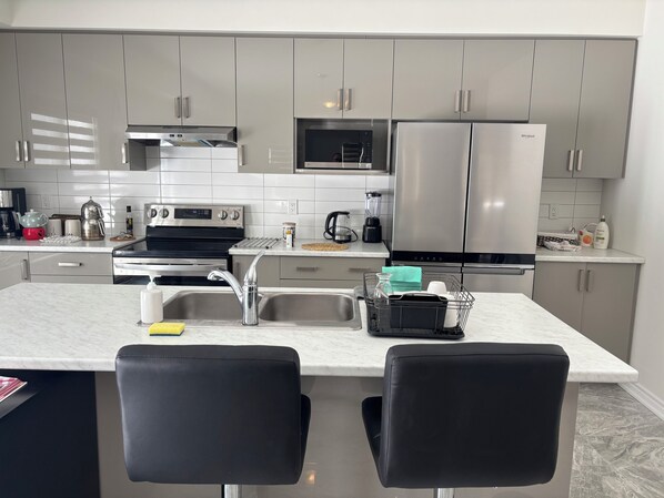 Een koelkast, een magnetron, een oven, een kookplaat