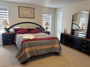 4 bedrooms, in-room safe, desk, iron/ironing board - Spacious Family-Friendly Bright New House  (Gravenhurst)