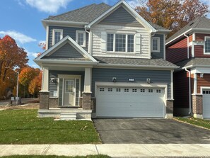 Exterior - Spacious Family-Friendly Bright New House  (Gravenhurst)