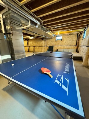 Game room - Spacious Family-Friendly Bright New House  (Gravenhurst)