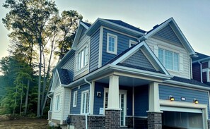 Exterior - Spacious Family-Friendly Bright New House  (Gravenhurst)