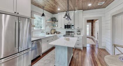 The Lazey Dazey Cottage, Dating back to 1884 in Hico, Texas