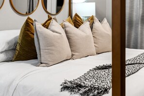 2 bedrooms, desk, iron/ironing board, travel crib - The Hidden Gem: Gig Speed Internet, Private Hot Tub, near DFW and major highways (Lewisville)