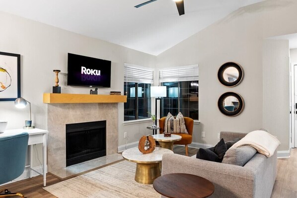 Smart TV, lareira, livros, impressoras