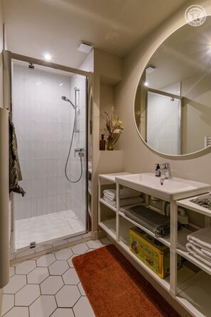 Douche, séchoir à cheveux, serviettes fournies