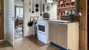 Fridge, stovetop, coffee/tea maker