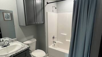 Een haardroger, handdoeken, zeep, shampoo