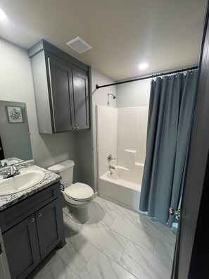 Secador de cabelo, toalhas de banho, sabonete, shampoo