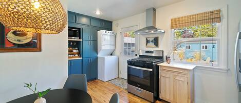 ثلاجة، ميكروويف، فرن، موقد طهي مسطح