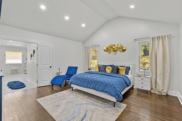 3 chambres, bureau, fer et planche à repasser, lit de bébé portatif