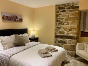 2 chambres, fer et planche à repasser, lit de bébé portatif